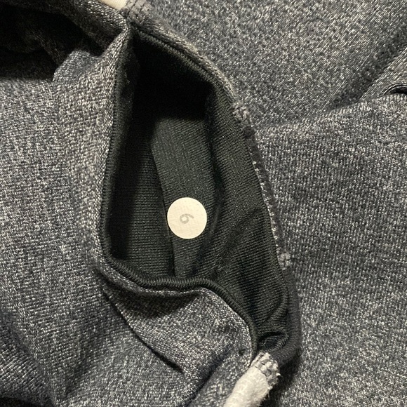 🌷Adorable Grey Lululemon flair reversible leggings with pattern on top! - Picture 11 of 13